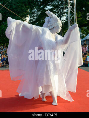 Avant Garde butoh artista presso lo spettacolo di strada, Bangkok, Thailandia Foto Stock