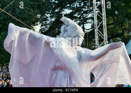 Avant Garde butoh artista presso lo spettacolo di strada, Bangkok, Thailandia Foto Stock