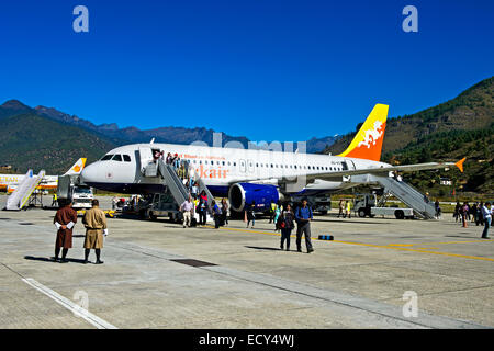 Airbus dell'Drukair compagnia nazionale, Royal Bhutan Airlines, a paro e Aeroporto Internazionale di Bhutan Foto Stock