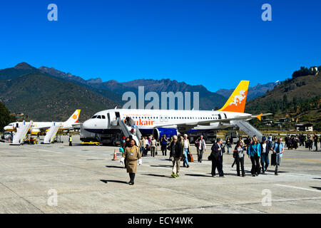 Airbus dell'Drukair compagnia nazionale, Royal Bhutan Airlines, a paro e Aeroporto Internazionale di Bhutan Foto Stock