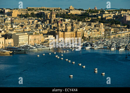 Vista da La Valletta a Vittoriosa Yacht Marina nel Grand Harbour, Vittoriosa, Malta Foto Stock