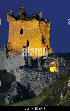 Castello Urquhart al crepuscolo, Loch Ness e Highlands, Scotland, Regno Unito, Europa Foto Stock