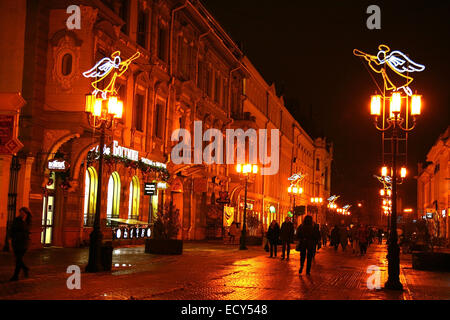 Natale vista invernale Bolshaya Pokrovskaya street - la strada pedonale principale nella città vecchia. Ci sono molti musei; ristoranti Foto Stock