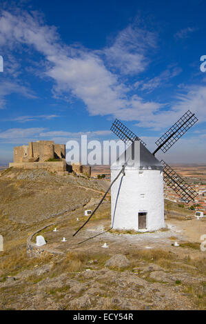 Il mulino a vento e Caballeros de San Juan de Jerusalén castello del XII secolo, Consuegra, provincia di Toledo, itinerario di Don Chisciotte Foto Stock