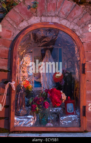 Edicola religiosa (edicola votiva) santuario dedicato alla Madonna, Napoli, Somma-Vesuviana, sulle pendici del Vesuvio, Foto Stock