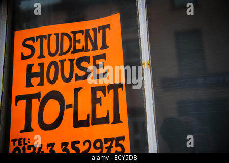 "Studente Casa per lasciare" segno scritto a mano su carta di colore arancione nella finestra di una casa, Aberystwyth Wales UK Foto Stock