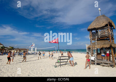 Persone a giocare a beach volley in spiaggia Maroma, Caribe, Quintana Roo stato, Riviera Maya, la penisola dello Yucatan, Messico Foto Stock