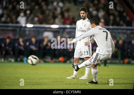 Marrakech, Marocco. Xx Dec, 2014. (R-L) Cristiano Ronaldo, Isco (reale) Calcio/Calcetto : Cristiano Ronaldo (R) del Real Madrid prende un calcio di punizione durante il FIFA Club World Cup Marocco 2014 partita finale tra il Real Madrid 2-0 San Lorenzo a Stade de Marrakech in Marrakech, Marocco . © Maurizio Borsari/AFLO/Alamy Live News Foto Stock