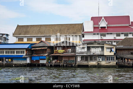 Vecchie case in legno sul Fiume Chao Phraya, Bangkok Chinatown, Thailandia, Sud-est asiatico. Foto Stock