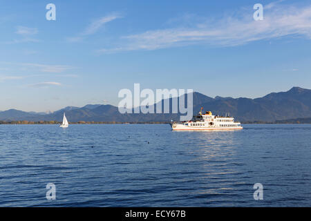 Nave passeggeri e Edeltraud Chiemgau Alpi, il Lago Chiemsee, Chiemgau, Alta Baviera, Baviera, Germania Foto Stock