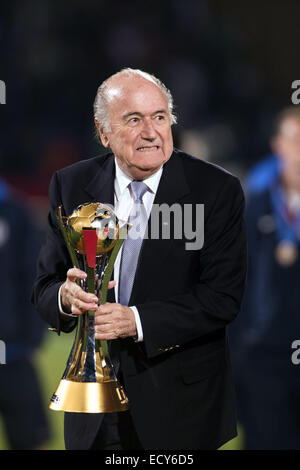 Marrakech, Marocco. Xx Dec, 2014. Joseph Blatter Calcio/Calcetto : presidetn FIFA Joseph Blatter con il trofeo durante la cerimonia di premiazione per il Club FIFA World Cup Marocco 2014 a Stade de Marrakech in Marrakech, Marocco . © Maurizio Borsari/AFLO/Alamy Live News Foto Stock