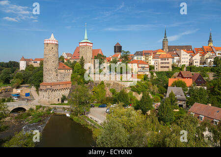 Paesaggio di Bautzen sul fiume Spree, con il castello di acqua della torre, il vecchio acquedotto, Castello di Ortenburg Foto Stock