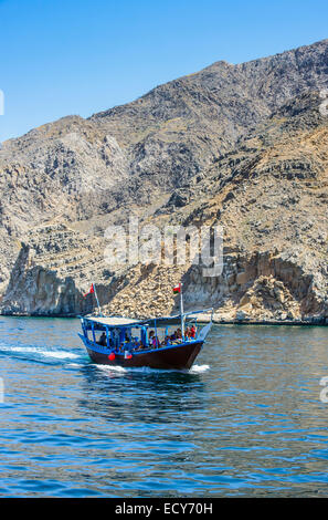 Imbarcazione turistica in forma di un sambuco, Khor Ash Sham fiordo, Musandam, Oman Foto Stock