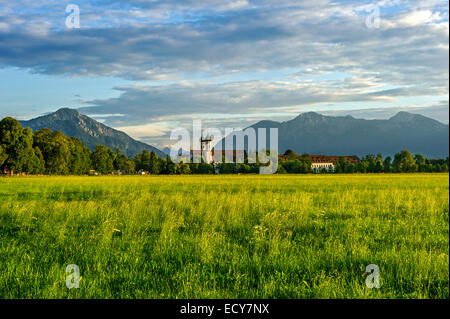 Basilica di San Benedetto, monastero Benedettino Benediktbeuern, posteriore destra Herzogstand e Heimgarten delle alpi delle Alpi, in Foto Stock