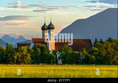 Basilica di San Benedetto, monastero Benedettino Benediktbeuern, posteriore destra Herzogstand delle Alpi, nella parte posteriore del gruppo Arnspitze Foto Stock