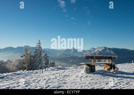 Coperte di neve bancone di panorama alpino, posteriore sinistro Hoher Göll, centro posteriore Watzmann, posteriore destra Unterberg, Gaisberg Foto Stock