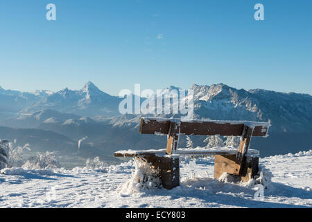 Coperte di neve bancone di panorama alpino, posteriore sinistro Watzmann, posteriore destra Unterberg, Gaisberg, Salisburgo, Austria Foto Stock