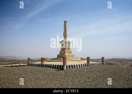 Monumento a la prima sconfitta della popolazione bianca in Eritrea, lungo la strada che da Massaua a Asmarra, Eritrea Foto Stock