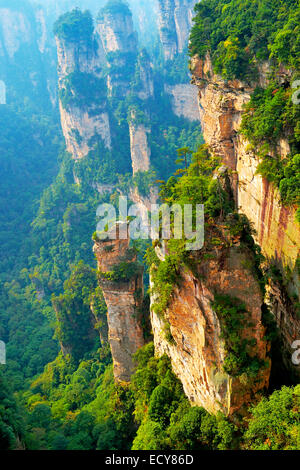 'Avatar' montagne con quarzo verticale di rocce di arenaria, Zhangjiajie National Park, nella provincia del Hunan, Cina Foto Stock