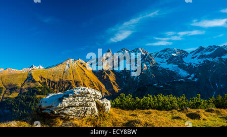 Panorama da Gugger vedere, centrale cresta principale delle Alpi dell'Algovia, Trettachspitze, Mädelegabel e Hochfrottspitze Foto Stock