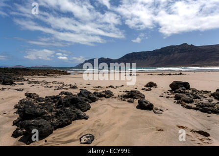 Spiaggia di Famara, Playa de Famara, nel retro Risco de Famara, Lanzarote, Isole Canarie, Spagna Foto Stock