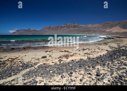 Spiaggia di Famara, Playa de Famara, nel retro Risco de Famara, Lanzarote, Isole Canarie, Spagna Foto Stock