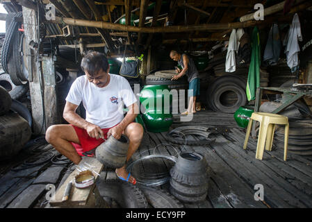 Riciclaggio dei vecchi pneumatici per camion per costruire mobili, South Luzon, Filippine Foto Stock