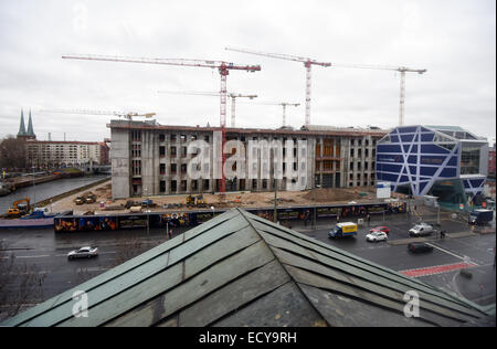 Berlino, Germania. 22 dic 2014. Il guscio del ricostruito City Palace è visto a Berlino, Germania, 22 dicembre 2014. Il futuristico edificio sulla destra è la costruzione del sito Centro informazioni: 'Casella di Humboldt." Foto: RAINER JENSEN/dpa/Alamy Live News Foto Stock