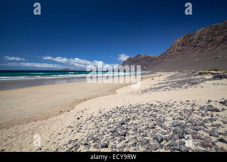 Spiaggia di Famara, Playa de Famara, con Risco de Famara, Lanzarote, Isole Canarie, Spagna Foto Stock