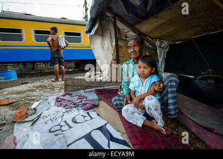 Baraccopoli vicino alla ferrovia, Jakarta, Indonesia Foto Stock