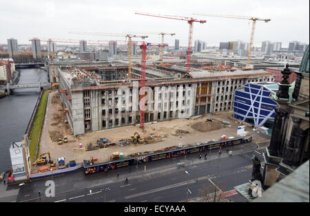 Berlino, Germania. 22 dic 2014. Il guscio del ricostruito City Palace è visto a Berlino, Germania, 22 dicembre 2014. Il futuristico edificio sulla destra è la costruzione del sito Centro informazioni: 'Casella di Humboldt." Sulla sinistra è il fiume Sprea. Foto: RAINER JENSEN/dpa/Alamy Live News Foto Stock