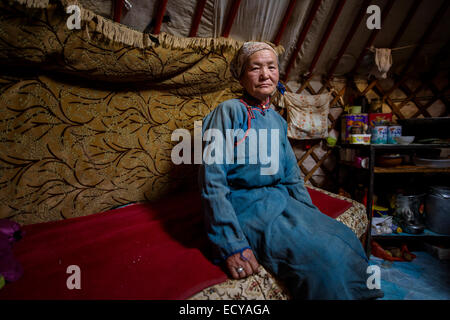 I nomadi mongoli all'interno delle loro gers, Mongolia Foto Stock