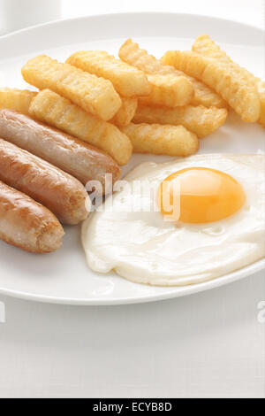 Salsiccia uova fritte e i chip di un popolare cafe la voce di menu Foto Stock