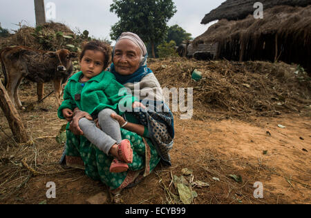 Nonna e nipote nel villaggio nepalese, Western Terai, Nepal Foto Stock