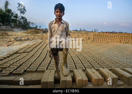 I lavoratori di una fabbrica di mattoni, Mahendranagar, Nepal Foto Stock