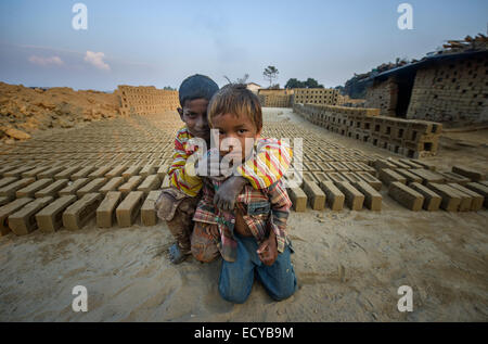 I lavoratori di una fabbrica di mattoni, Mahendranagar, Nepal Foto Stock