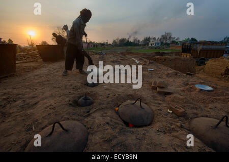 I lavoratori di una fabbrica di mattoni, Mahendranagar, Nepal Foto Stock