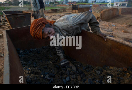 I lavoratori di una fabbrica di mattoni, Mahendranagar, Nepal Foto Stock