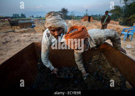 I lavoratori di una fabbrica di mattoni, Mahendranagar, Nepal Foto Stock