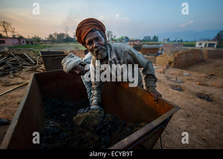 I lavoratori di una fabbrica di mattoni, Mahendranagar, Nepal Foto Stock