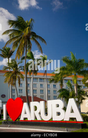 Io amo Aruba segno lungo la strada principale di Oranjestad, Aruba, Antille Foto Stock