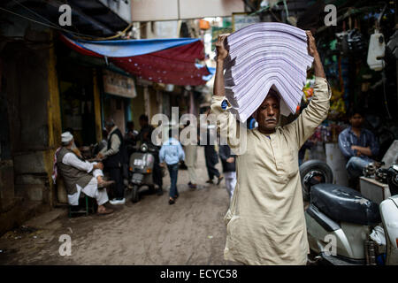 L'uomo portare pile di carta, la Vecchia Delhi, India Foto Stock