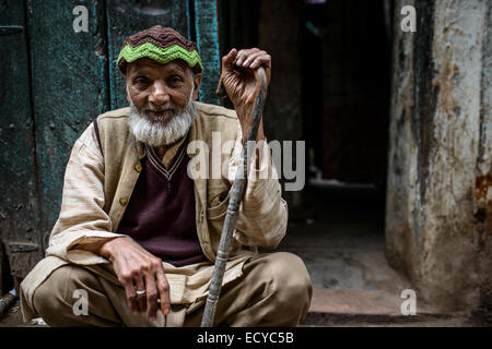 Il vecchio uomo nelle strade di Vecchia Delhi, India Foto Stock