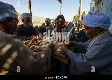 Gli uomini la riproduzione di domino da strada, Egitto Foto Stock