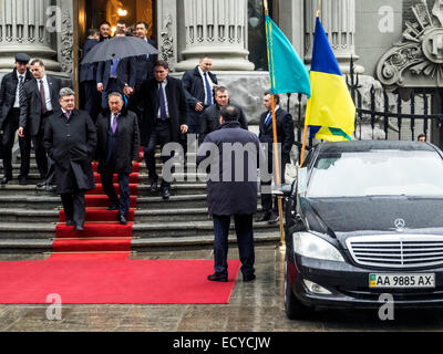 Kiev, Ucraina. 22 dic 2014. Petro Poroshenko e Nursultan Nazarbayev, vicino alla residenza del Presidente della Repubblica di Ucraina -- Presidente kazako Nursultan Nazarbayev arrivati a Kiev per una visita di lavoro il lunedì, 22 dicembre 2014. I presidenti di Ucraina e Kazakistan considerare Minsk accordo come base per risolvere la crisi nella Donbas. Nazarbayev ha espresso la fiducia che attraverso gli accordi di Minsk può uscire dalla crisi. Credito: Igor Golovnov/Alamy Live News Foto Stock