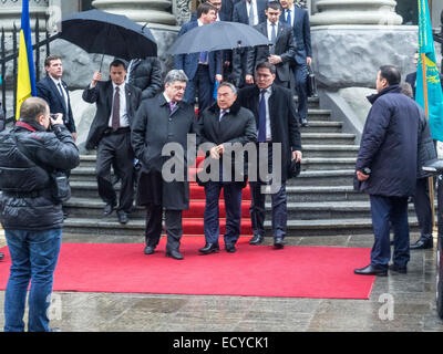 Kiev, Ucraina. 22 dic 2014. Petro Poroshenko e Nursultan Nazarbayev, vicino alla residenza del Presidente della Repubblica di Ucraina -- Presidente kazako Nursultan Nazarbayev arrivati a Kiev per una visita di lavoro il lunedì, 22 dicembre 2014. I presidenti di Ucraina e Kazakistan considerare Minsk accordo come base per risolvere la crisi nella Donbas. Nazarbayev ha espresso la fiducia che attraverso gli accordi di Minsk può uscire dalla crisi. Credito: Igor Golovnov/Alamy Live News Foto Stock