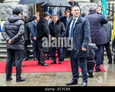 Kiev, Ucraina. 22 dic 2014. Petro Poroshenko e Nursultan Nazarbayev, vicino alla residenza del Presidente della Repubblica di Ucraina -- Presidente kazako Nursultan Nazarbayev arrivati a Kiev per una visita di lavoro il lunedì, 22 dicembre 2014. I presidenti di Ucraina e Kazakistan considerare Minsk accordo come base per risolvere la crisi nella Donbas. Nazarbayev ha espresso la fiducia che attraverso gli accordi di Minsk può uscire dalla crisi. Credito: Igor Golovnov/Alamy Live News Foto Stock