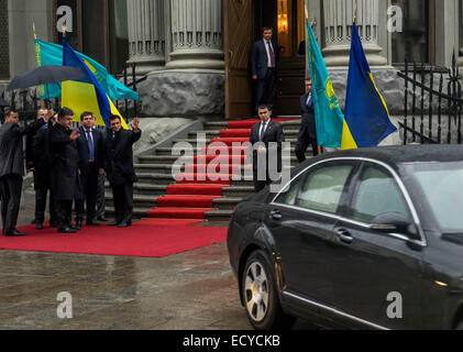 Kiev, Ucraina. 22 dic 2014. Petro Poroshenko (terzo da sinistra) vede off Nursultan Nazarbayev -- Presidente kazako Nursultan Nazarbayev arrivati a Kiev per una visita di lavoro il lunedì, 22 dicembre 2014. I presidenti di Ucraina e Kazakistan considerare Minsk accordo come base per risolvere la crisi nella Donbas. Nazarbayev ha espresso la fiducia che attraverso gli accordi di Minsk può uscire dalla crisi. Credito: Igor Golovnov/Alamy Live News Foto Stock