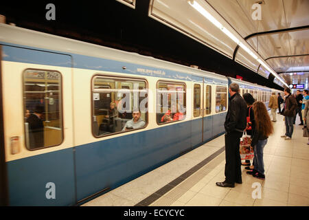 La gente in attesa all'interno del treno stazione della metropolitana platform Foto Stock