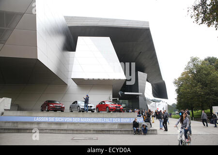 Monaco di Baviera BMW Welt 'bmw world' Germania persone turistiche Foto Stock